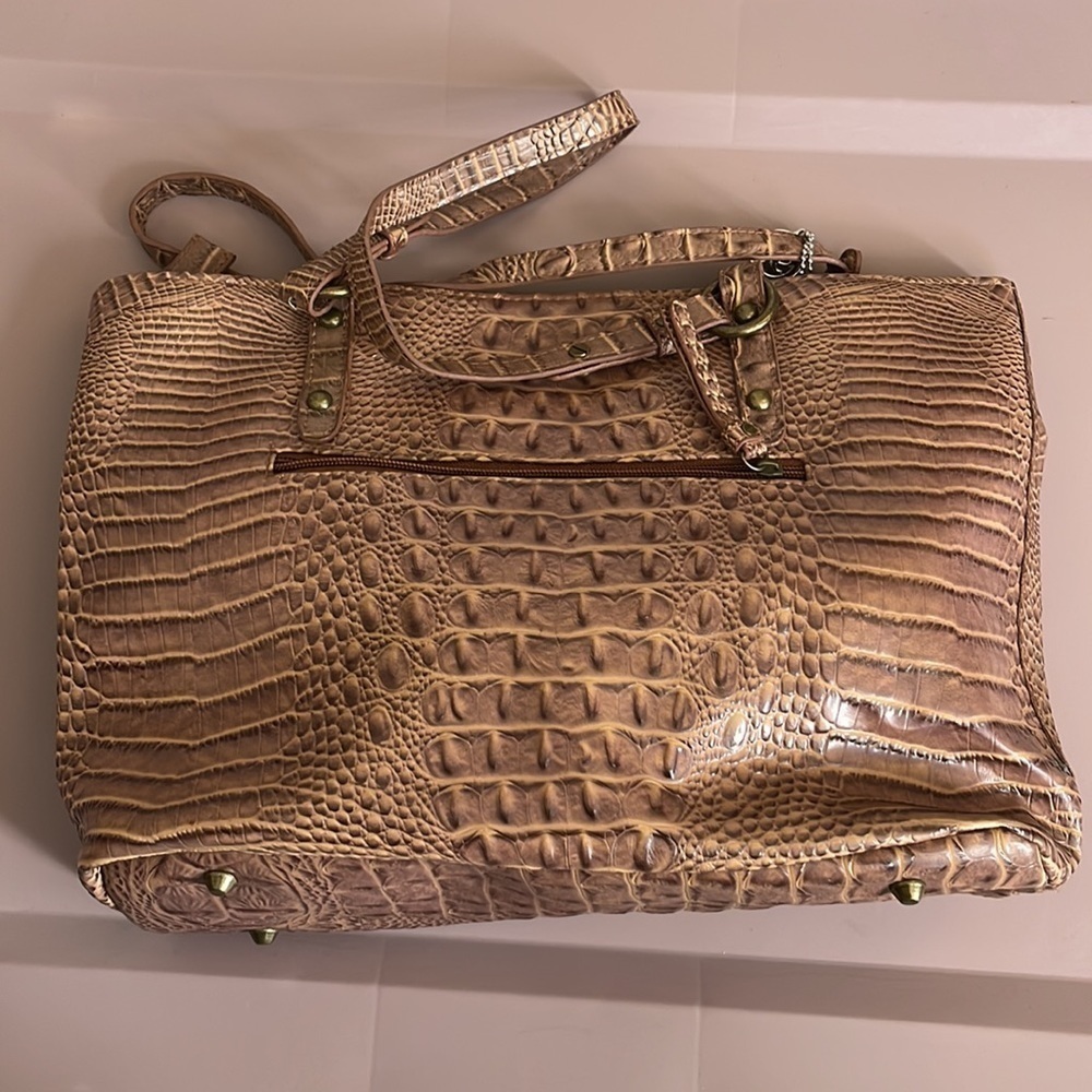 Allan Edward Faux Aligátor Textured Hand Bag. P/A1663